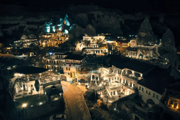 照明付きの通り 妖精の煙突 洞窟のホテルの空中ビューGoreme Village Nevsehir Cappadocia Turiye — ストック写真