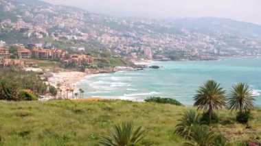 Byblos plajına dalgalar sıçrıyor. Lübnan 'ın Jbeil Akdeniz kıyı şeridi manzarası