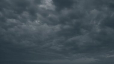 Dramatik yağmurlu gökyüzünün hızlandırılması. Hareket eden bulutlar zaman ayarlı. Karanlık gökyüzü kararır