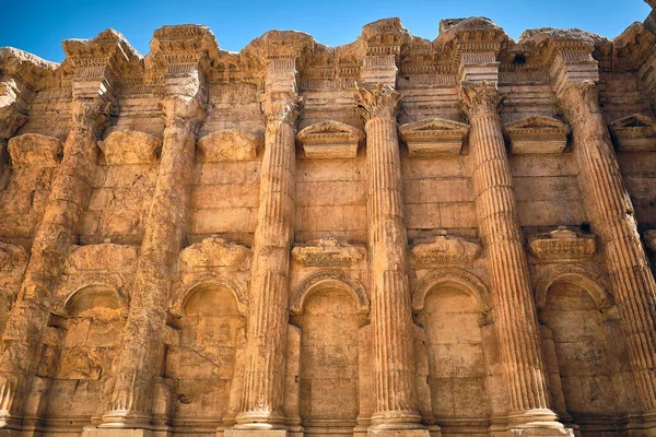 レバノンのベカア渓谷にあるバカルベクのバッカス神殿の柱を飾るコリントの首都 ヘリオポリス寺院複合体 ユネスコ世界遺産 — ストック写真