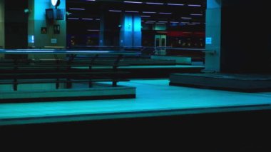 Tren tren istasyonuna varır. Karanlık gece demiryolu terminali. Boş demiryolu platformu ve yolcu vagonlarının görüntüsü