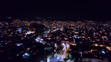 Gece vakti şehir ışıklarının havadan görünüşü. Şanlıurfa, Türkiye