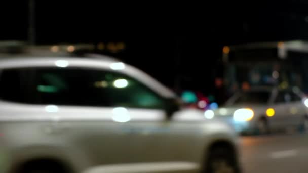 车祸中汽车和公共汽车闪光灯的失真镜头 夜间交通堵塞中的公共汽车 汽车和通勤者 — 图库视频影像