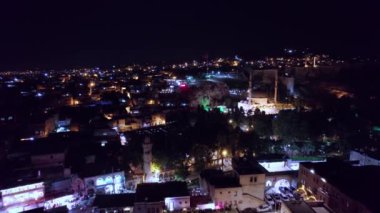 Şanlıurfa Kalesi 'nin hava manzarası, çatılar, gece vakti Balikligol ve Mevlidi Halil Camii' nin etrafına park etmek. Tarihsel ve en çok ziyaret edilen Sanliurfa kenti, Güneydoğu Anadolu, Türkiye