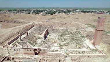 Harran Üniversitesi 'nin restore edilmiş kalıntıları. Türkiye 'nin Şanlıurfa ilinin Yukarı Mezopotamya ilçesinde dünyanın en eski yerleşim birimlerinden birinde antik kalıntılar bulunuyor.