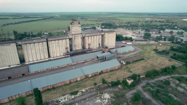 旧的废弃谷物加工和储存设施的空中景观 带有铁道场及存储大楼的旧谷物电梯的筒仓 — 图库视频影像