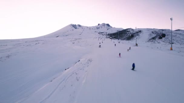 Akşamları Kayak Merkezinin Yamaçlarında Kar Üzerinde Kayak Yapan Kayakçılar Hava — Stok video