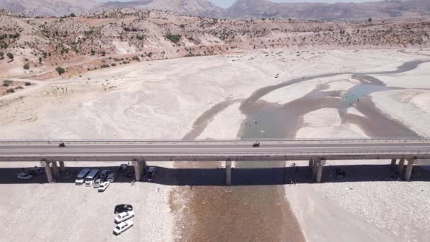 Pemandangan Udara Jembatan Motorway Atas Tempat Tidur Sungai Yang Mengering — Stok Video