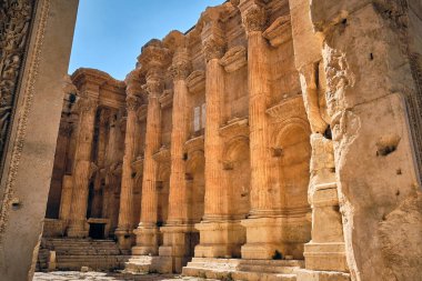 Lübnan 'ın Bekaa Vadisi' ndeki Baküs Tapınağı sütunlarını süsleyen korint başkentleri. Heliopolis tapınağı kompleksi. UNESCO Dünya Mirası