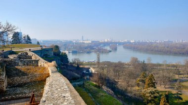 Belgrad Kalesi surları ve Sava ve Tuna nehirlerinin birleştiği Yeni Belgrad ve Zemun bölgelerindeki karşı binalar. Belgrad, Sırbistan