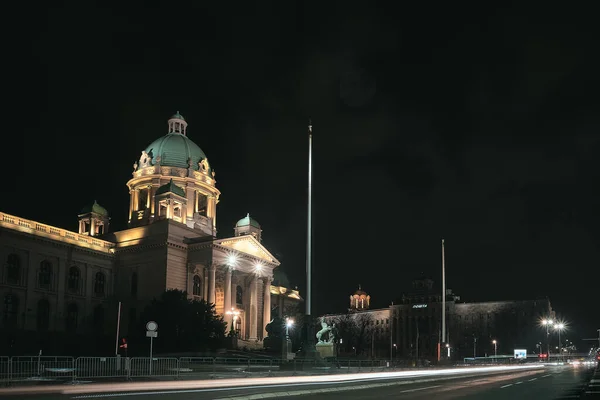 夜の長時間露光で逮捕されたセルビア共和国国民議会の家 — ストック写真
