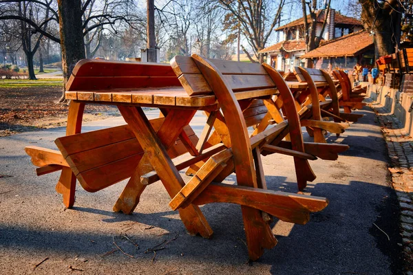 세르비아 베오그라드의 의나무 탁자와 — 스톡 사진