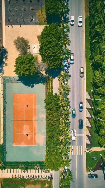 沿道のテニスコート 市街地のテニスコートや車の空中ビューのトップダウン — ストック写真