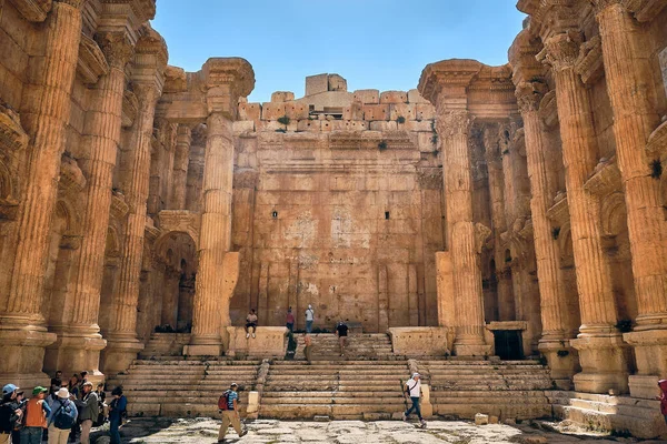 Turyści Wewnątrz Rzymskiej Świątyni Bachus Baalbek Dolina Beqaa Liban Kompleks — Zdjęcie stockowe