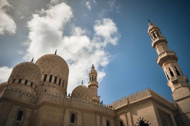 Cami kubbeleri ve minareleri alçak açılı. Ebu Abbas el-Mursi Camii İskenderiye, Mısır