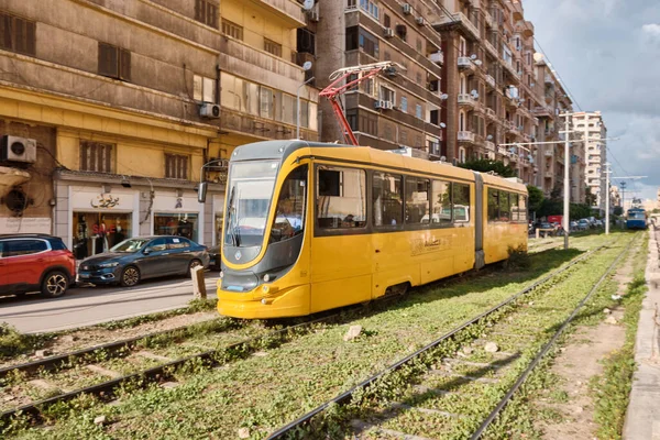 현대의 노란색 전차가 노선에서 알렉산드리아 이집트 2023 스톡 사진