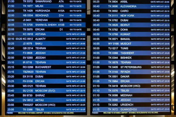 到着時と出発時刻を示す空港ラウンジに表示されます 出発ボード 空港でのフライトスケジュール — ストック写真
