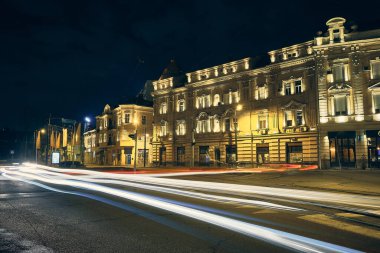Belgrad gece caddesinde trafik vardı. Belgrad 'ın tarihi merkezinde caddelerde yol alan arabaların hafif yolları ve uzun süreli ışıkla yakalanan şehir aydınlığı. Belgrad, Sırbistan