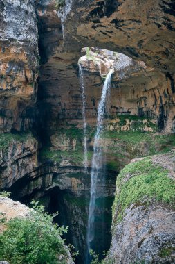 Baatara Şelalesi Lübnan 'da. Lübnan, Tannourine 'deki vadi subatanı ve doğal köprüler