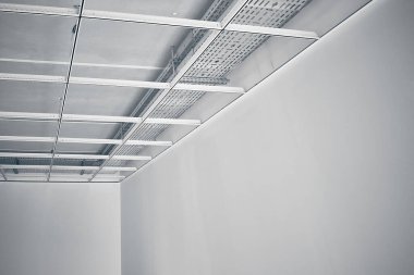 Asılı tavanlı metal çerçeve. Sahte tavanlar çerçevesi