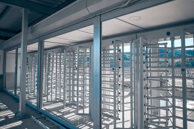 Yeni inşa edilmiş güvenlik kapısı. İnşaat alanında prefabrik güvenlik turnikesi. Korumalı giriş kapısı