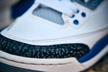 Nike Air Jordan III spor ayakkabıları Racer Blue Colorway 'de.