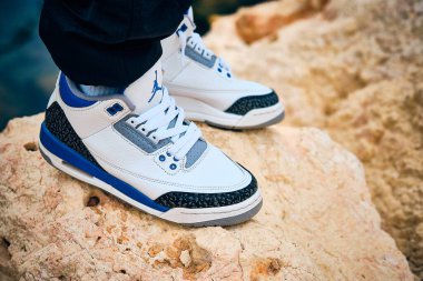 Nike Air Jordan III spor ayakkabıları Racer Blue Colorway 'de.