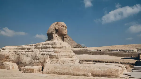 Μεγάλη Σφίγγα Της Γκίζας Απέναντι Από Την Πυραμίδα Του Χέοπα — Φωτογραφία Αρχείου
