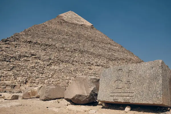 Baixo Ângulo Visão Pirâmide Khafre Antigos Hieróglifos Egípcios Esculpidos Bloco — Fotografia de Stock