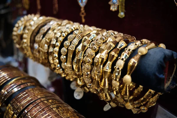 伝統的な中東バザールの黄金の宝石ブレスレットの列 — ストック写真