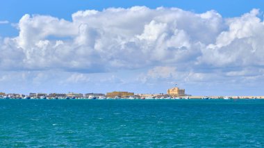 Alexandria Limanı ve Qaitbay Kalesi İskenderiye Corniche 'den görüldüğü gibi. Qaitbay Kalesi, İskenderiye, Mısır