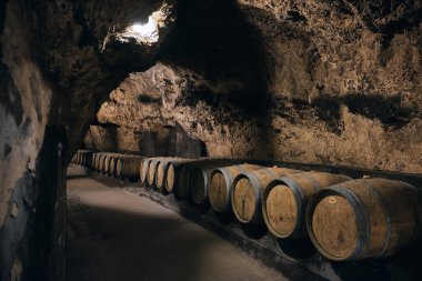 Bodega 'da demir halkalarla bağlanmış ahşap fıçılar. Şarap mahzeninde meşeden yapılmış şarap fıçıları. Lübnan, Bekaa Vadisi 'ndeki şarap mağarası.