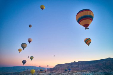 Peri bacalarının üzerinde bir sürü sıcak hava balonu kaya oluşumları. Kapadokya 'nın havadan görünüşü. Goreme, Nevsehir ili, Türkiye