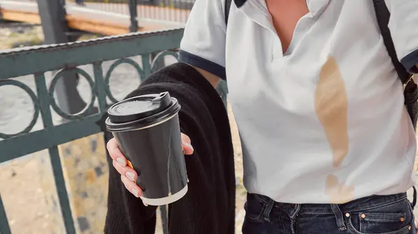 여자들 컵에서 셔츠와 청바지로 커피를 셔츠에 커다란 스톡 사진