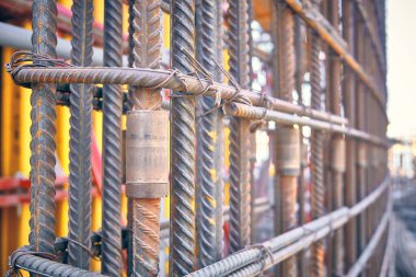 Bağlantı ve metal iskelet güçlendirilmiş beton duvar. Dökümlü yapının takviye çerçevesi