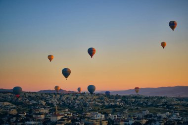 Renkli sıcak hava balonları. Cappadocia 'da gün doğumu. Vadide güneş doğarken uçan parlak renkli balonlar. Goreme, Nevsehir, Kapadokya