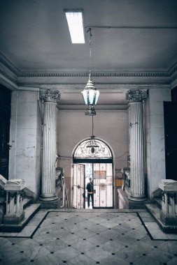 Eski apartmanın merdivenleri. Eski apartmanın merdiven boşluğu