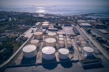 Yakıt tanklarının hava görüntüsü. Petrol depolarının hava görüntüsü. Petrol ve gaz depolama terminali. Petrokimyasal rafineri fabrikası