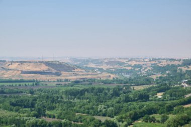 Sabahın geç saatlerinde Hevsel Bahçeleri 'nin panoramik manzarası. Diyarbakır Kalesi 'nin duvarlarıyla birlikte UNESCO Dünya Mirası Alanı. 