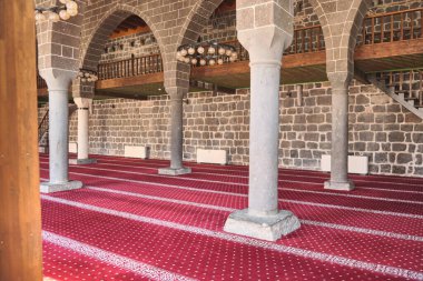 Diyarbakır Büyük Camii 'nin kadın dua bölümünün içi. 5000 'e kadar ibadet eden ve dört farklı İslami geleneğe ev sahipliği yapmasıyla ünlüdür. Diyarbakır, Türkiye