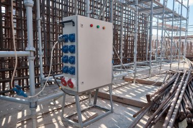 Endüstriyel devre kesici panel. İnşaat alanı elektrik paneli. Sigorta kutusu. Bölgede elektrik kabini var.