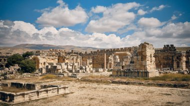 Baalbek 'teki antik Heliopolis tapınağı kompleksi, Bekaa vadisi, Lübnan. UNESCO Dünya Mirası