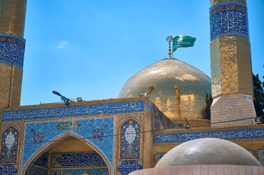 Sayyida Khawla Tapınağı, Lübnan 'ın Baalbek kentindeki dini turistik merkezdir. Kubbe ve minareler altın metalle süslenmiş, duvarlar güzel İran dekorasyonlarıyla kaplı.