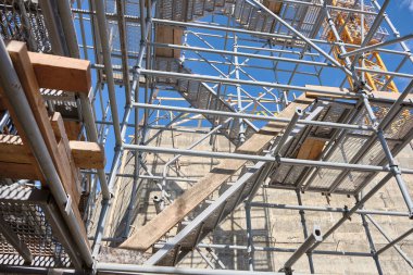 Endüstriyel merdiven kulesi ve inşaat alanındaki iskelelerin alçak açılı görüntüsü