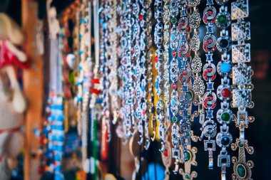 Geleneksel Gürcistan gümüş bilezikleri. Köy pazarında asılı renkli mücevherlerle kaplanmış.