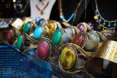 Geleneksel Orta Doğu pazarı Khan El Khalili, Kahire, Mısır 'da yarı değerli taşlarla kaplı altın bilezikler.