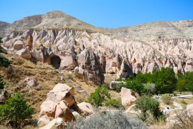 Zelve 'de kireç taşına oyulmuş antik kaya manastırı. Kapadokya 'nın peri bacaları. Nevsehir 'deki Zelve Açık Hava Müzesi' nde taş serserileri. UNESCO Dünya Mirası