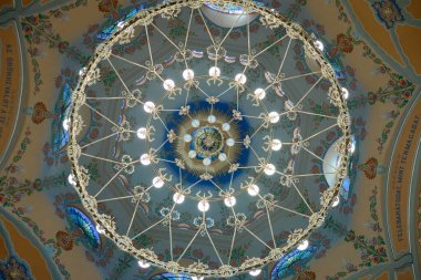 Subotica Sinagogu 'nun kubbesi ve avizesi, Avrupa' nın en büyük ikinci sinagogu olan Macar Art Nouveau stilinde 1903 yılında tamamlandı. Subotica, Sırbistan - 4 Ocak 2025