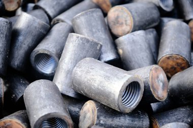 Metal başlıklı bağlantı yığınları güçlendirme demiri bağlamak için kullanılır