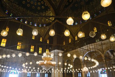 Muhammed Ali Paşa 'nın Büyük Camii veya Alabaster Camii' nin içindeki avize ve fenerler. UNESCO Dünya Mirası sitesi. Kahire, Mısır - 30 Kasım 2024